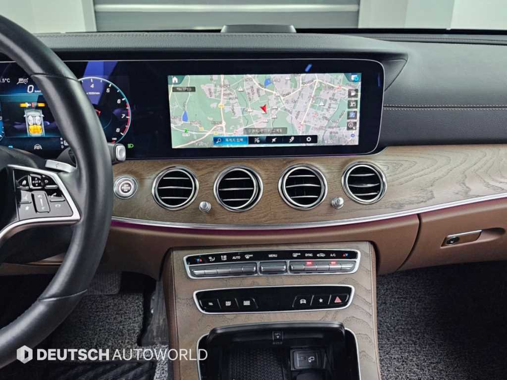 Mercedes-Benz E-Class — photo 14