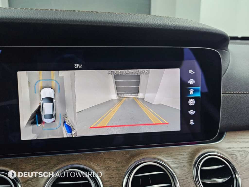 Mercedes-Benz E-Class — photo 15