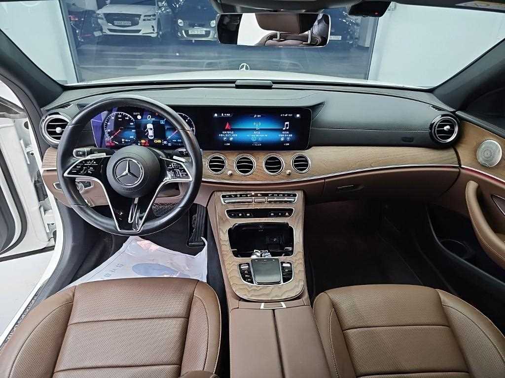 Mercedes-Benz E-Class — photo 07