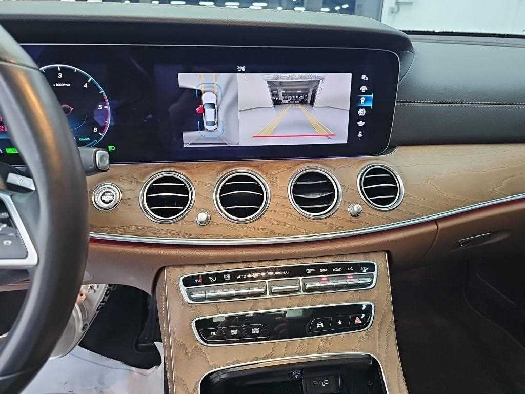 Mercedes-Benz E-Class — photo 10