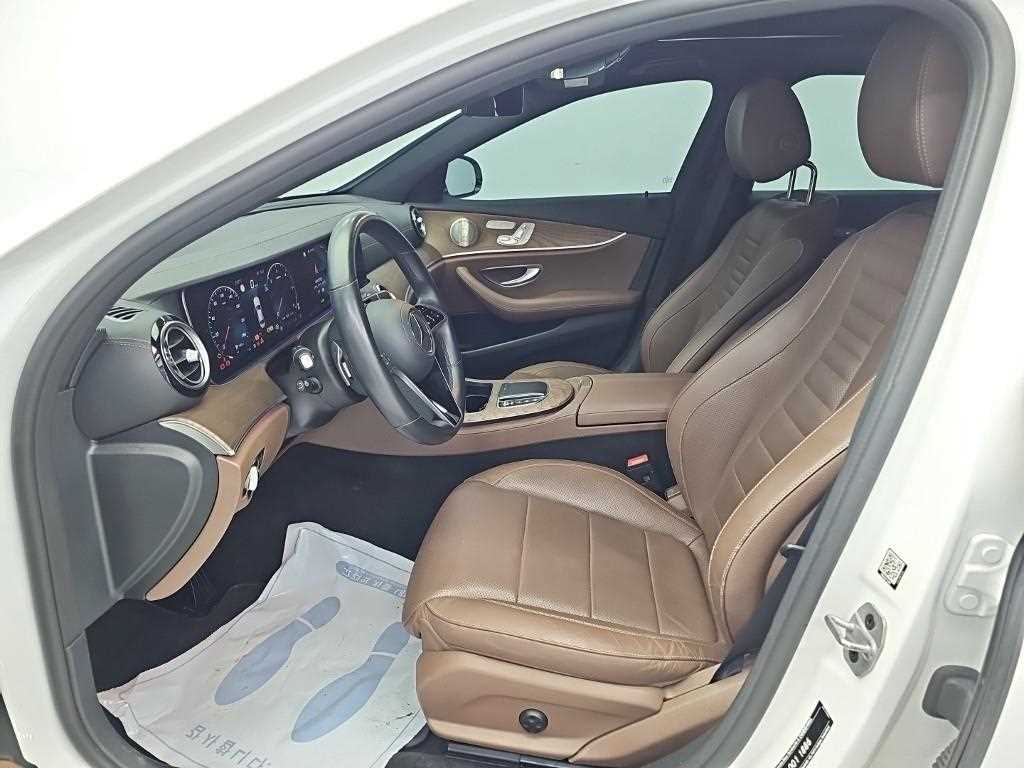 Mercedes-Benz E-Class — photo 11