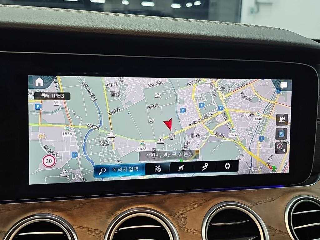 Mercedes-Benz E-Class — photo 15