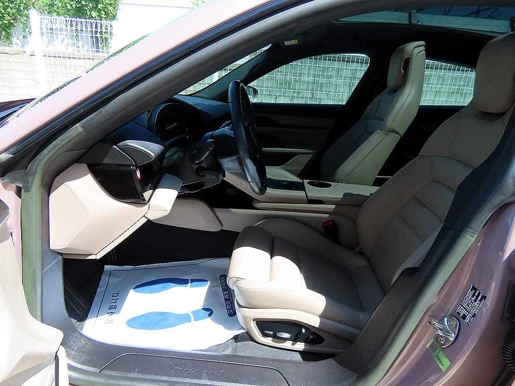 Porsche Taycan — photo 05