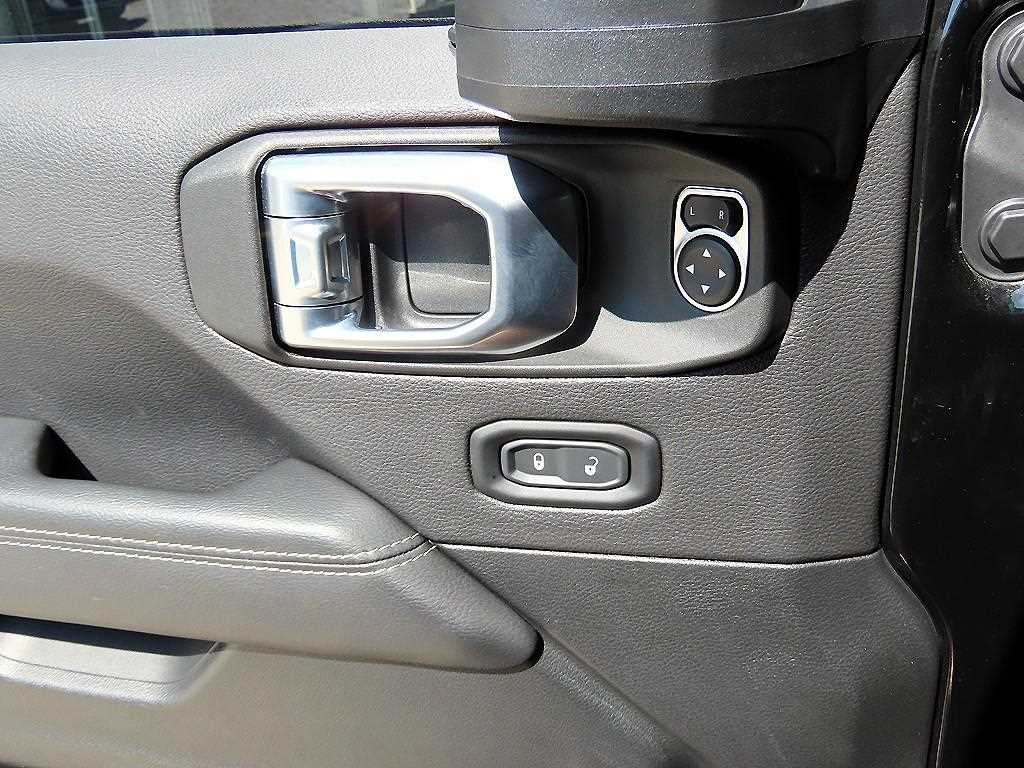 Jeep Wrangler — photo 11
