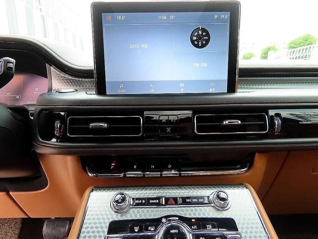 Lincoln Aviator — photo 12