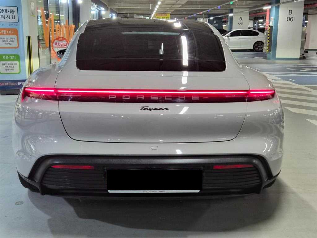 Porsche Taycan — photo 05