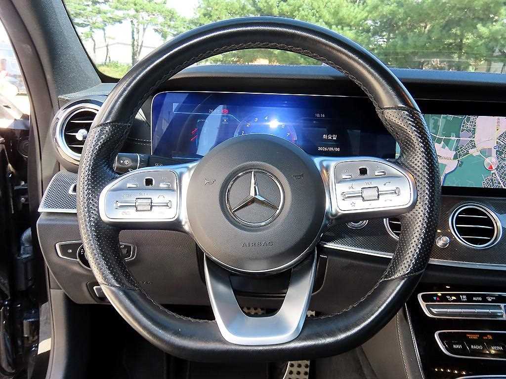 Mercedes-Benz E-Class — photo 08
