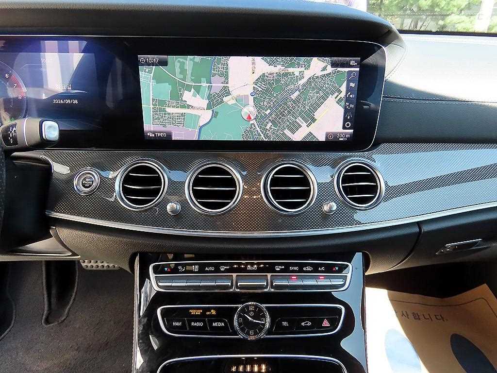 Mercedes-Benz E-Class — photo 14