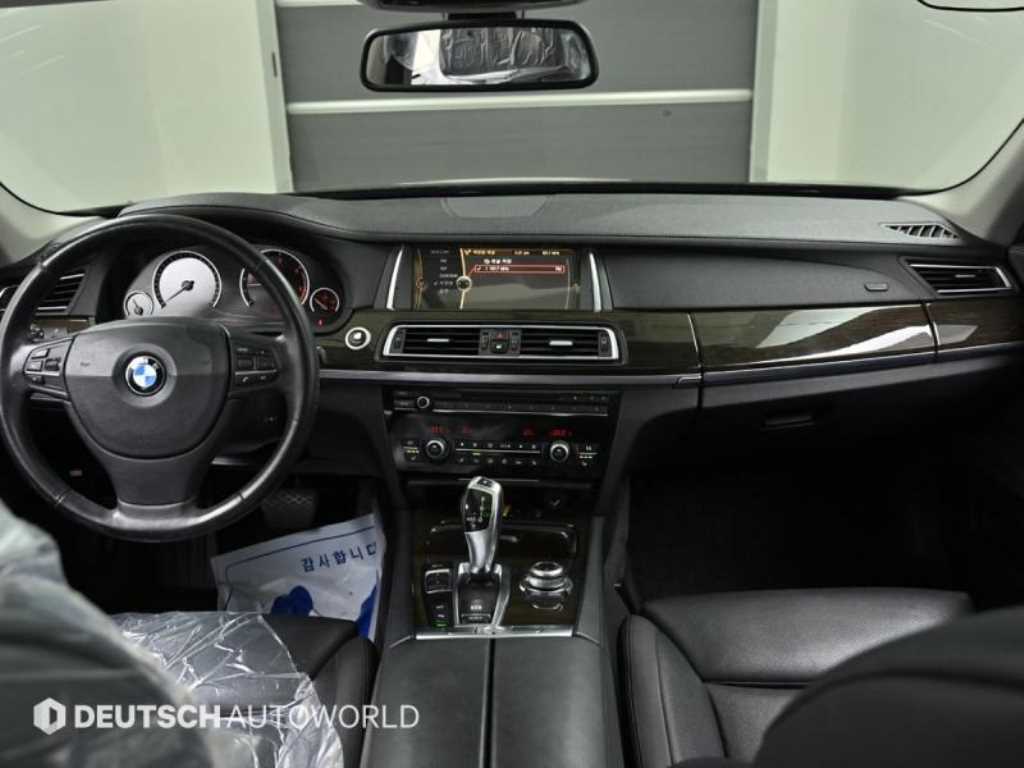 BMW 7-Series — photo 07