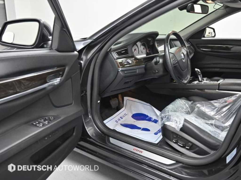 BMW 7-Series — photo 11