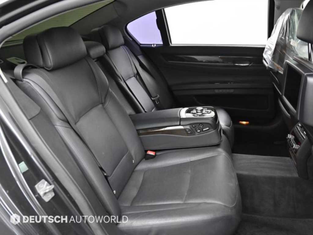 BMW 7-Series — photo 12
