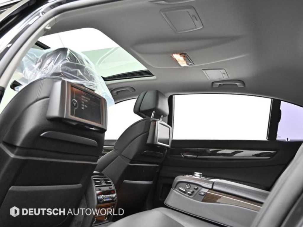 BMW 7-Series — photo 19