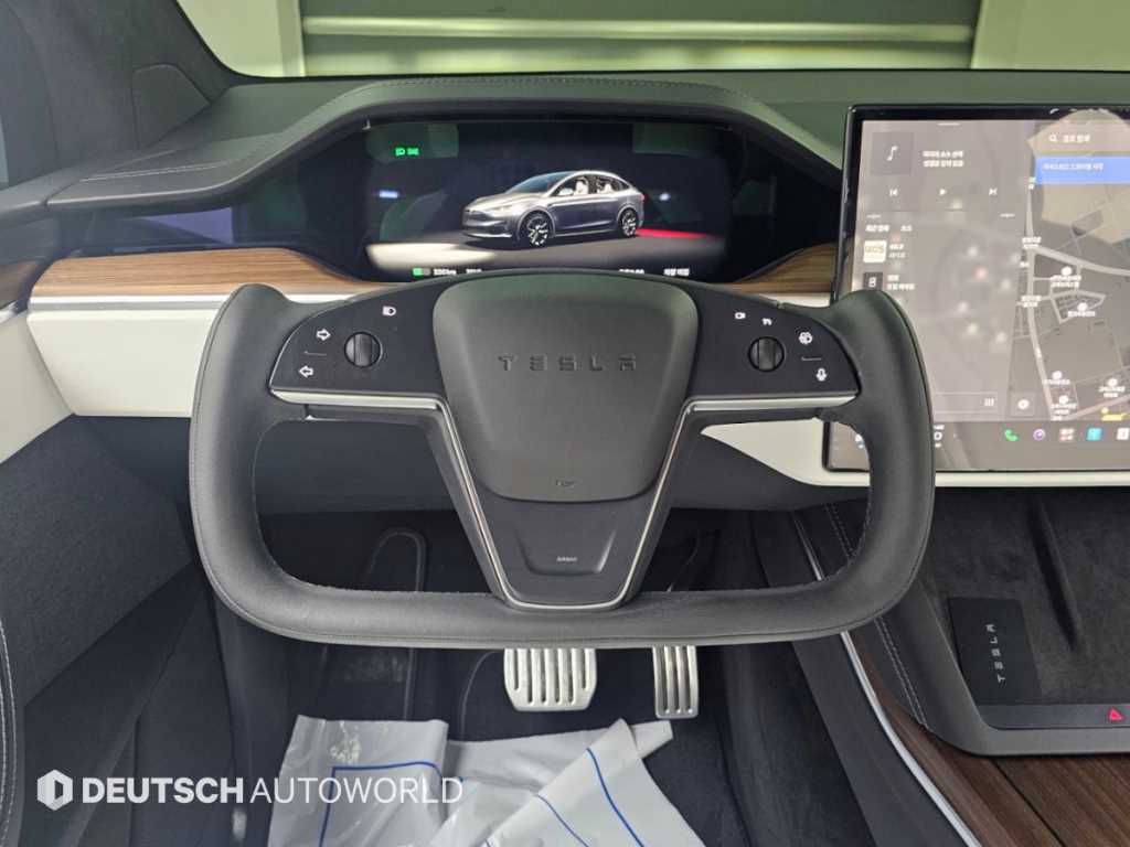 Tesla Model X — photo 13