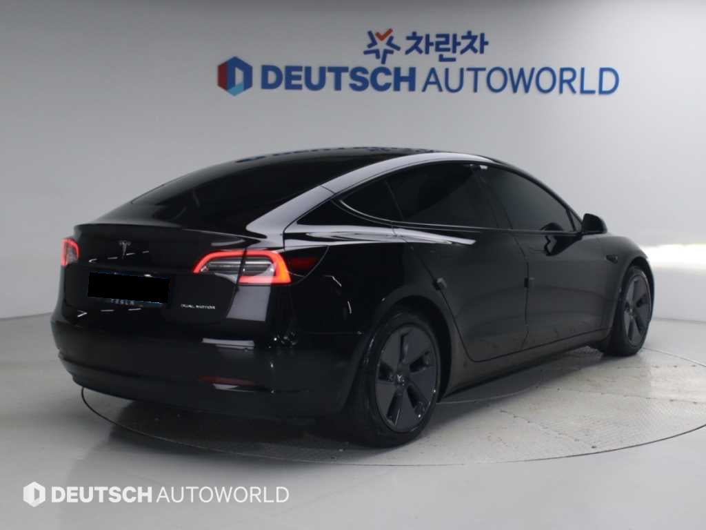 Tesla Model 3 — photo 02