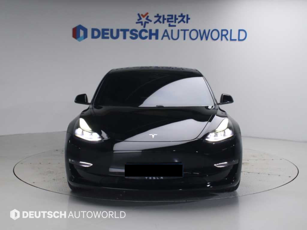 Tesla Model 3 — photo 03