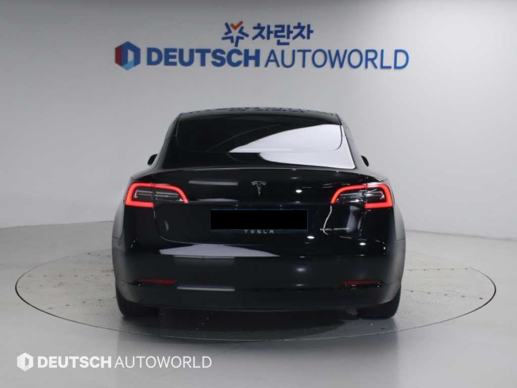 Tesla Model 3 — photo 04