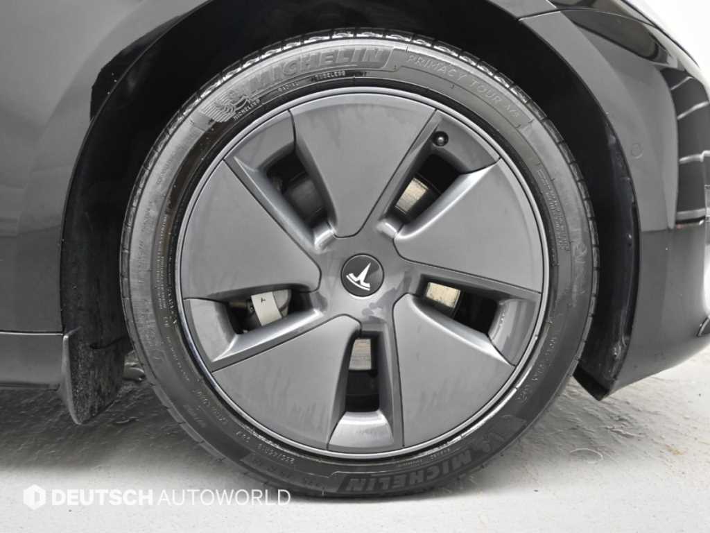 Tesla Model 3 — photo 05