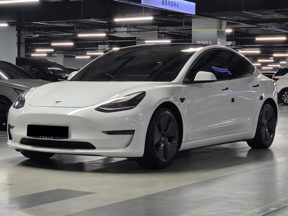 Tesla Model 3 — photo 01