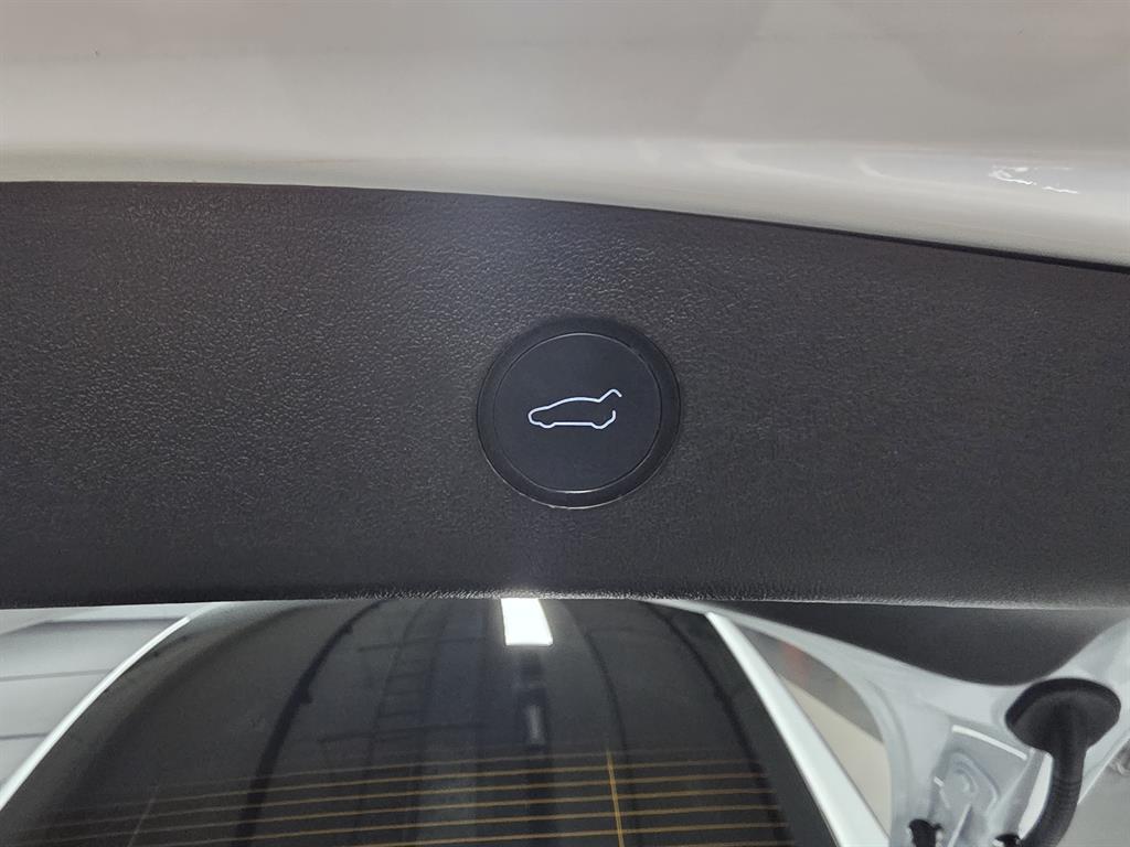 Tesla Model 3 — photo 08