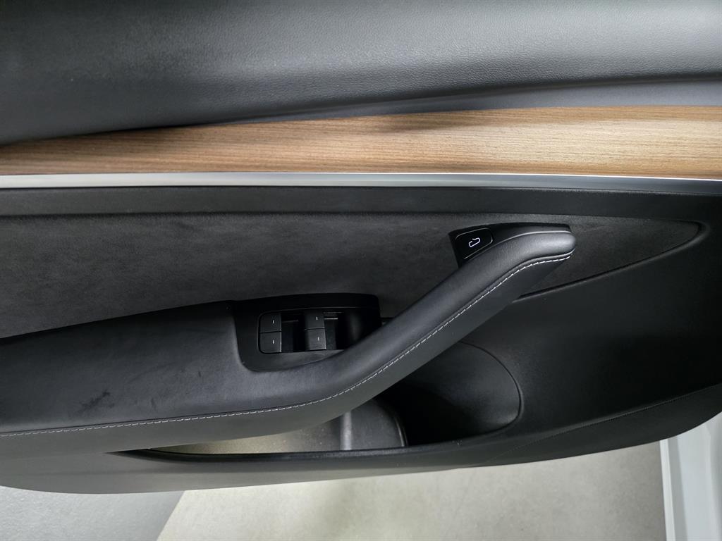 Tesla Model 3 — photo 09