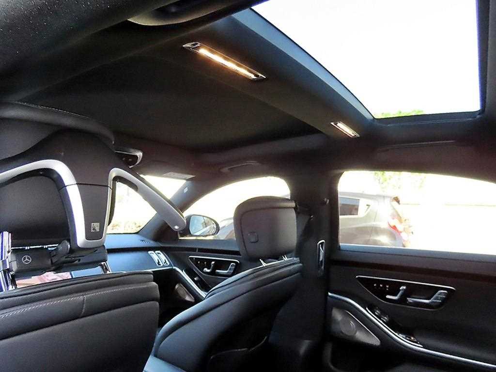 Mercedes-Benz S-Class — photo 16