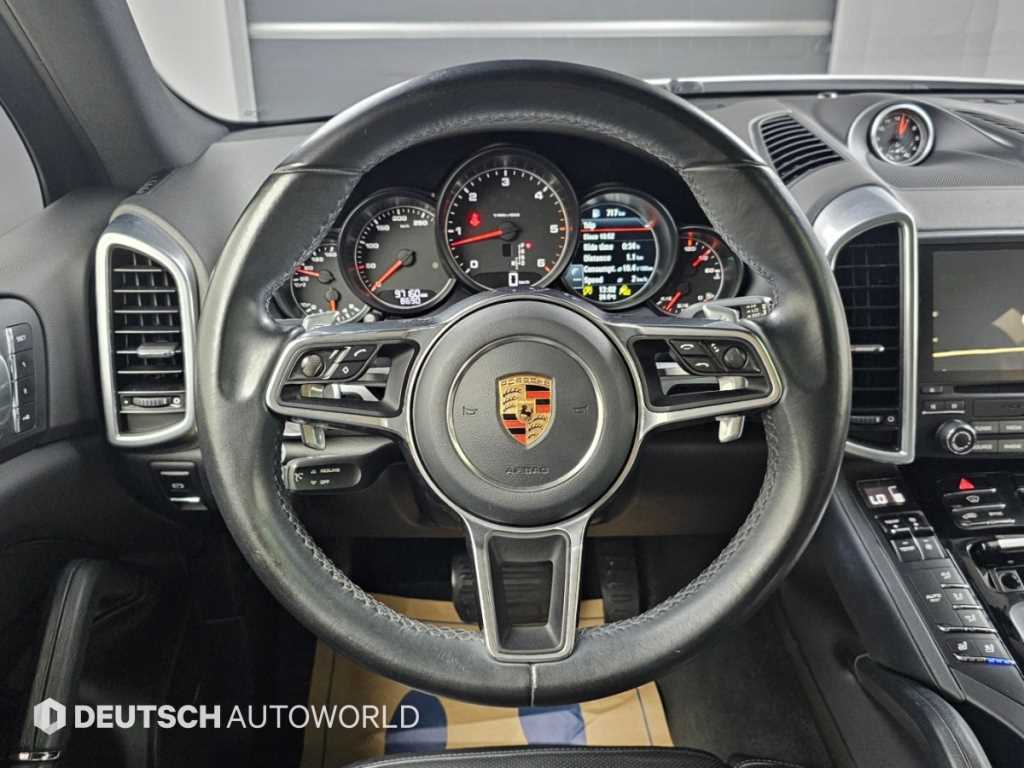 Porsche Cayenne — photo 13