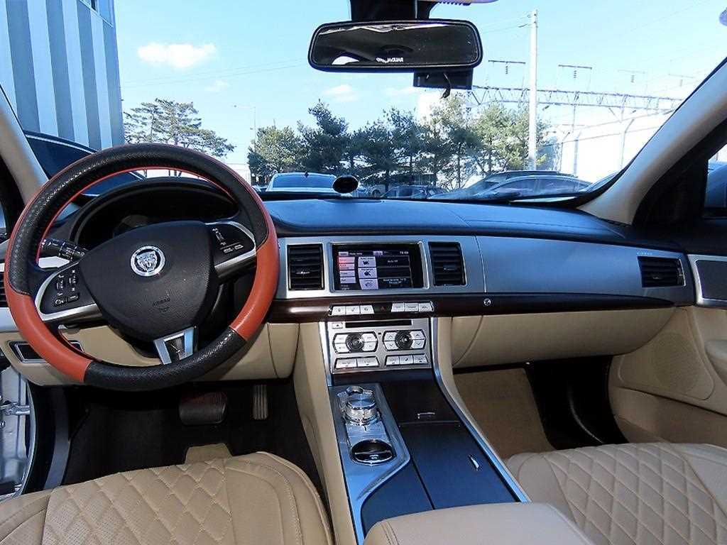 Jaguar XF — photo 07
