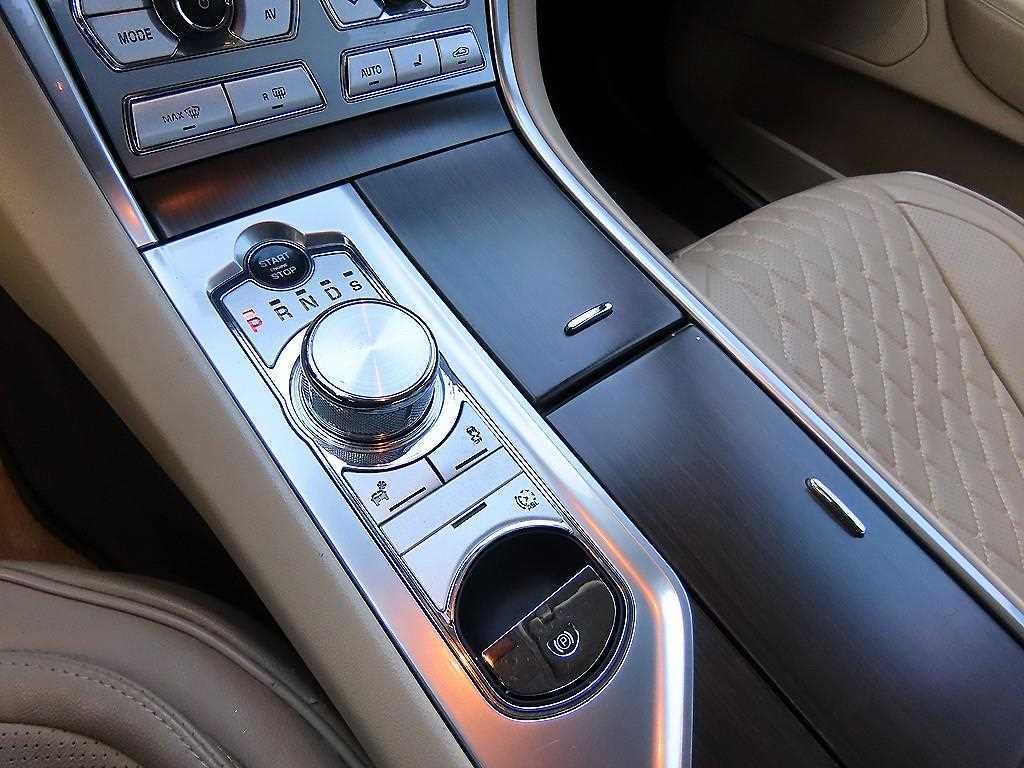 Jaguar XF — photo 10