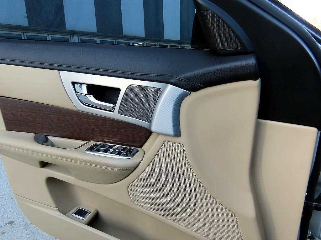 Jaguar XF — photo 11