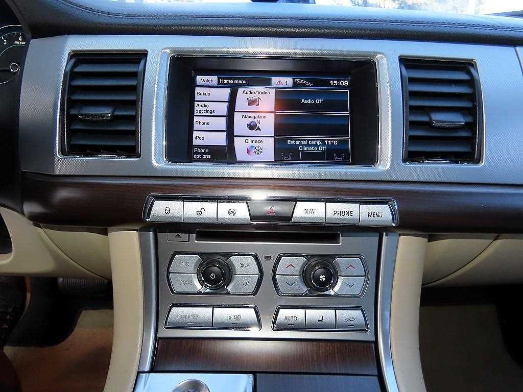 Jaguar XF — photo 12