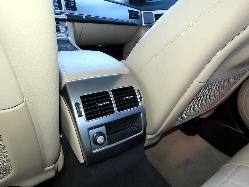 Jaguar XF — photo 16