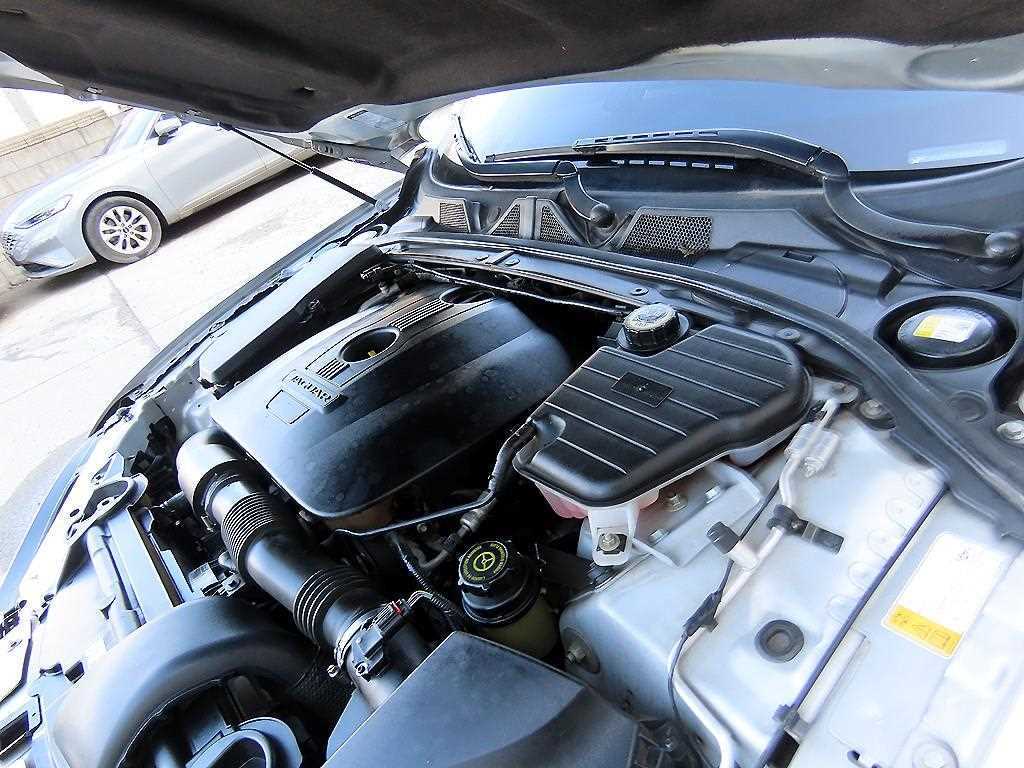 Jaguar XF — photo 18