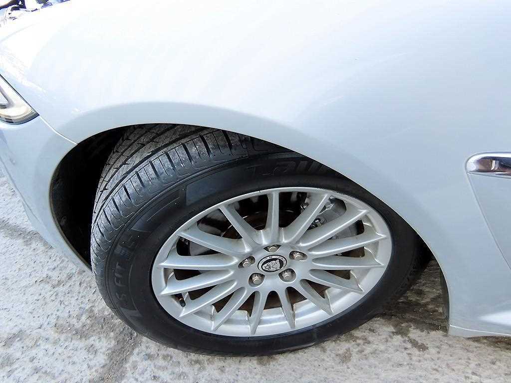 Jaguar XF — photo 19