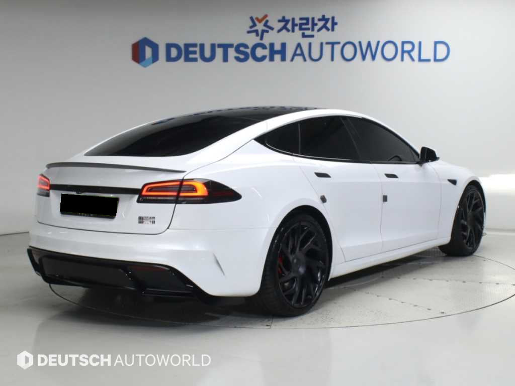 Tesla Model S — photo 02