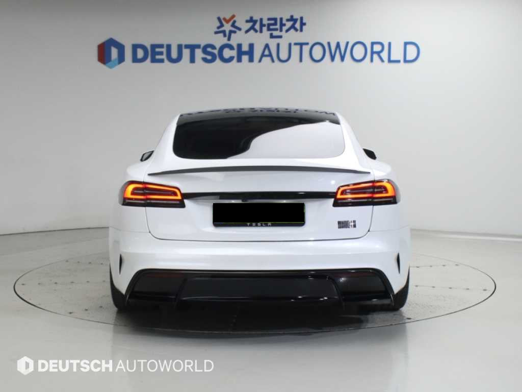 Tesla Model S — photo 04