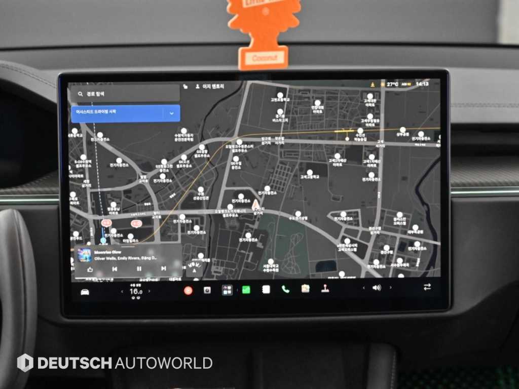 Tesla Model S — photo 14