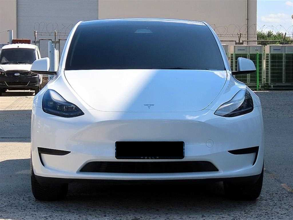Tesla Model Y — photo 01