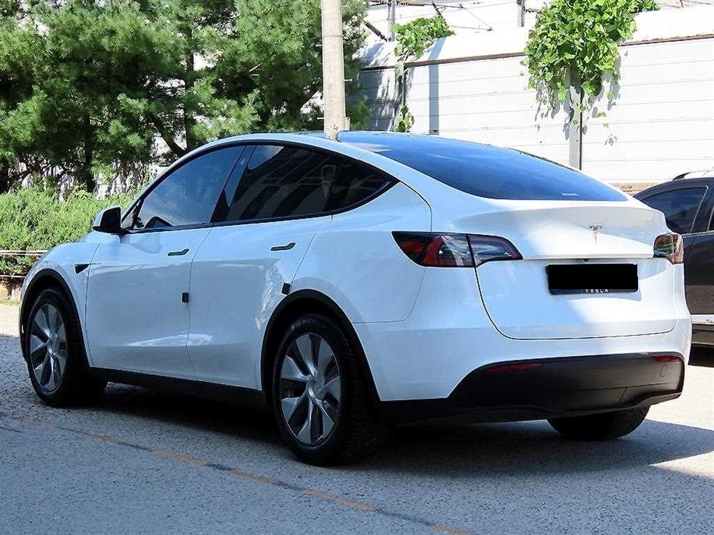Tesla Model Y — photo 03