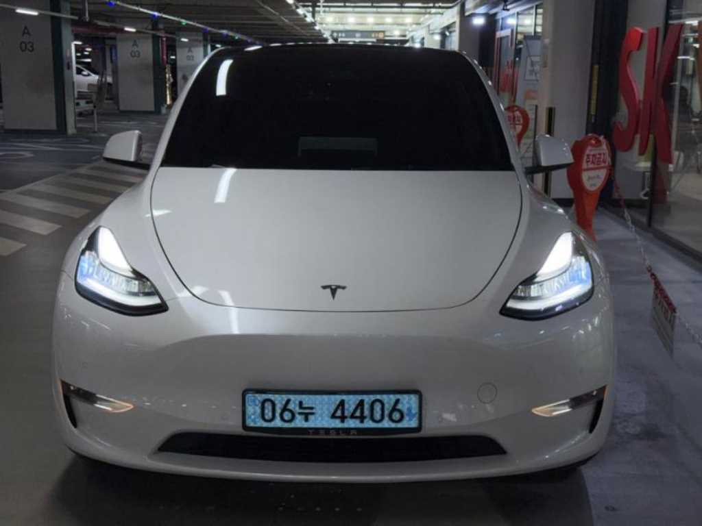 Tesla Model Y — photo 01