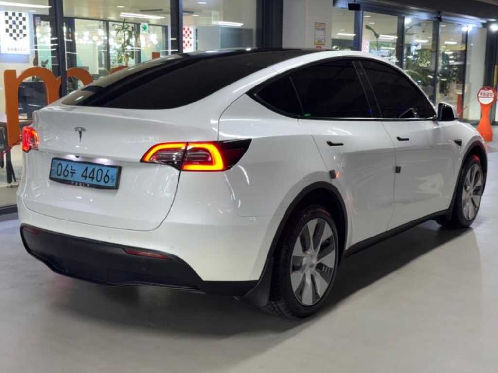 Tesla Model Y — photo 04