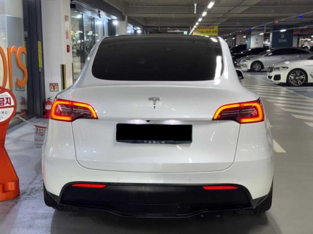 Tesla Model Y — photo 05