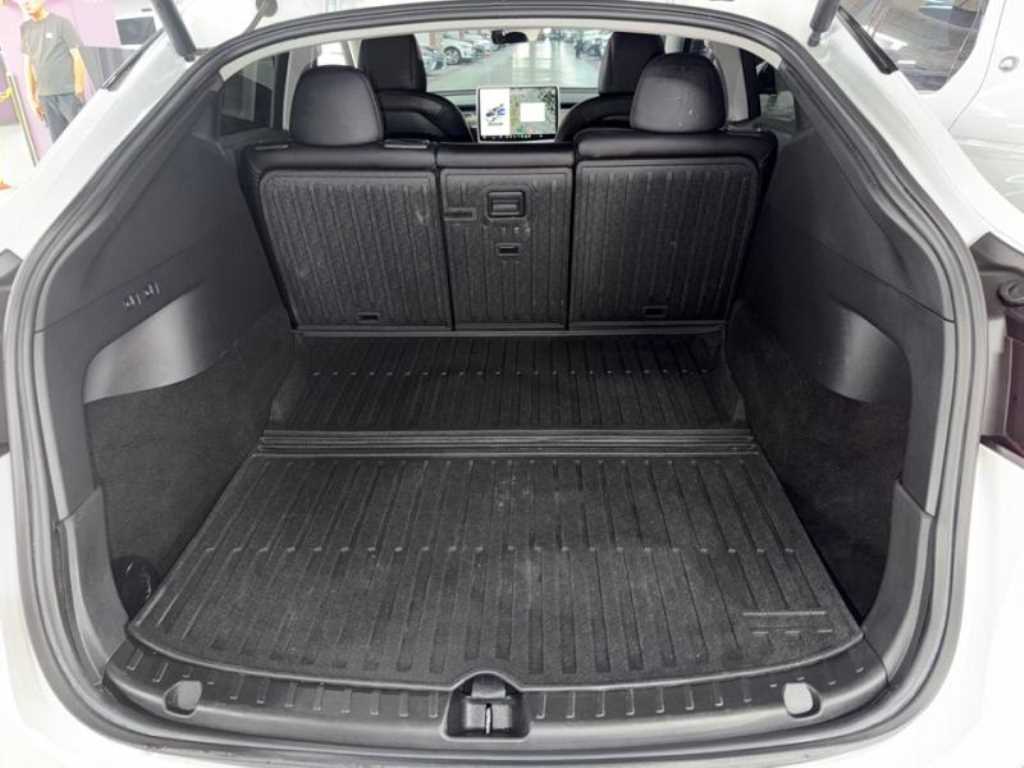 Tesla Model Y — photo 17