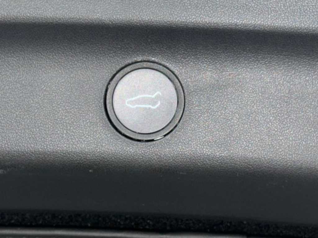 Tesla Model Y — photo 18