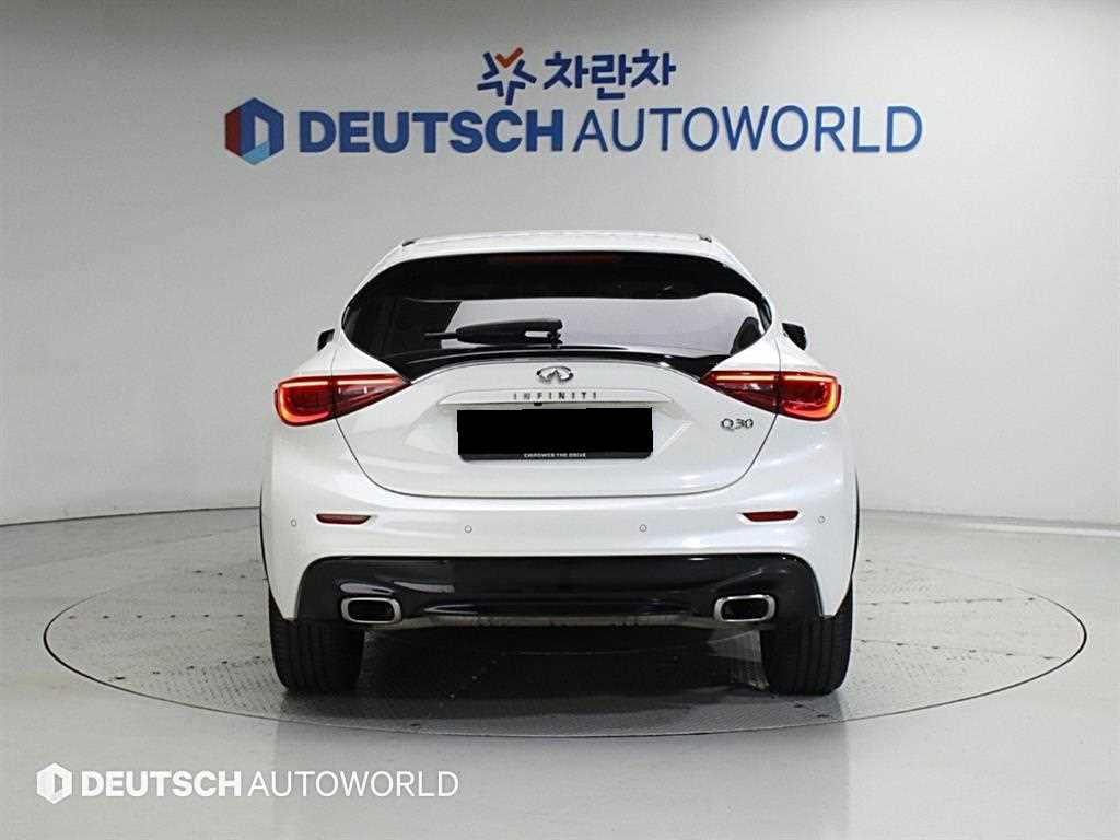 Infiniti Q30 — photo 04