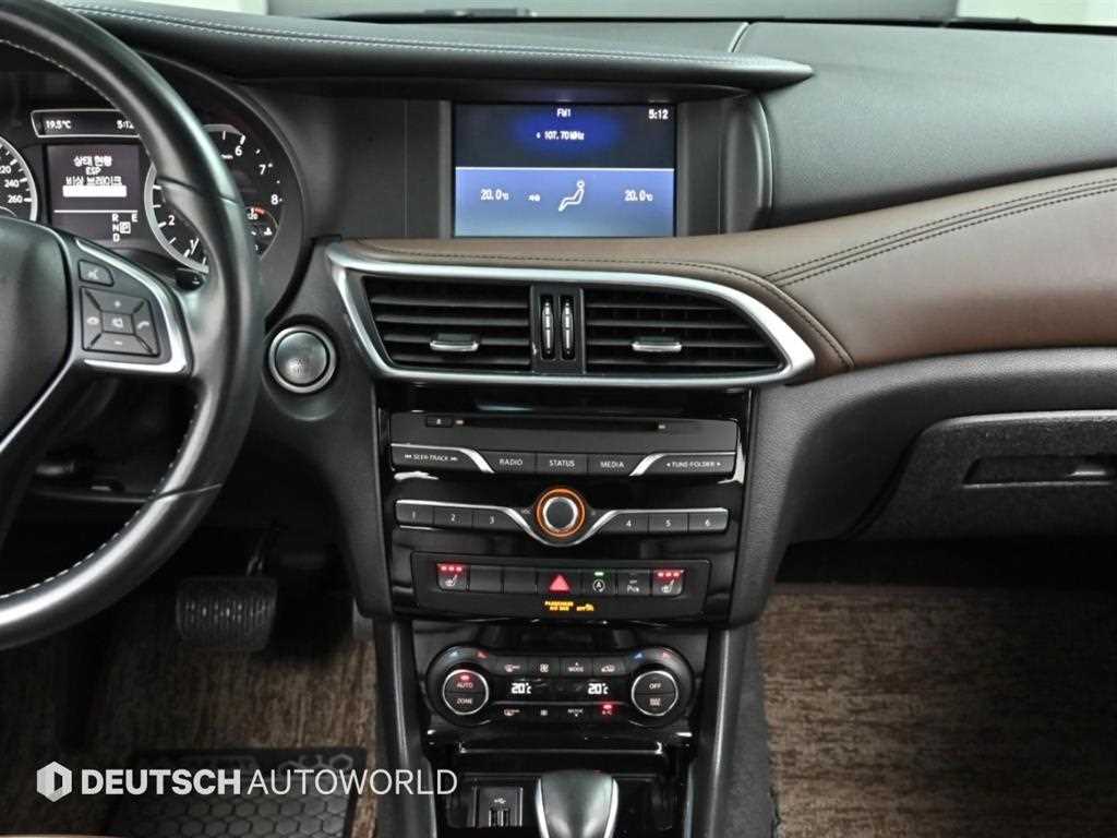 Infiniti Q30 — photo 14