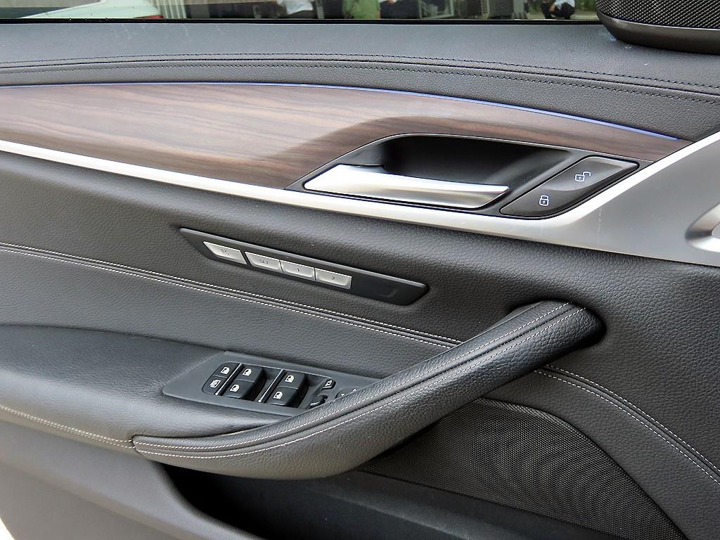 BMW 5-Series — photo 12