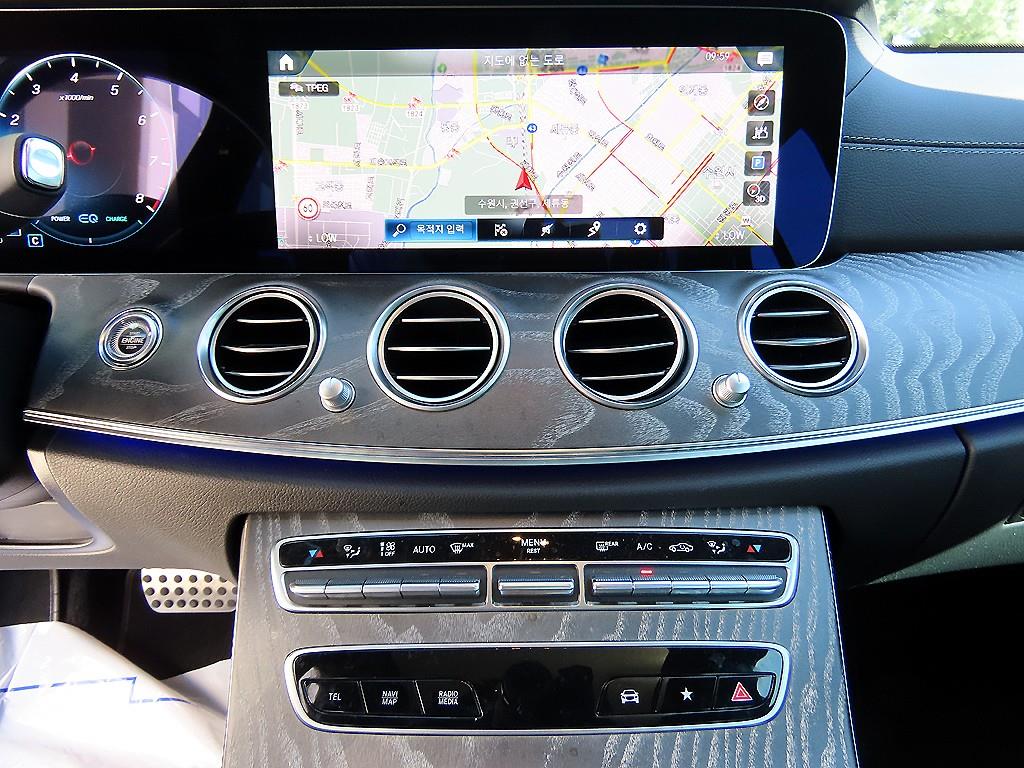Mercedes-Benz E-Class — photo 13