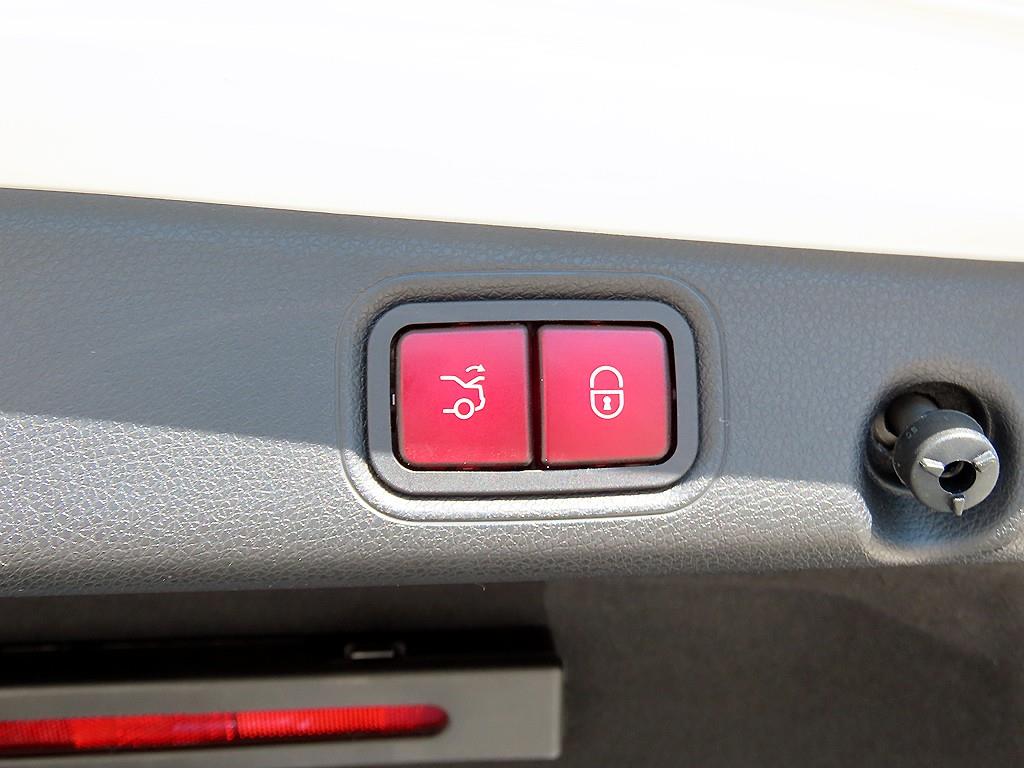 Mercedes-Benz E-Class — photo 16