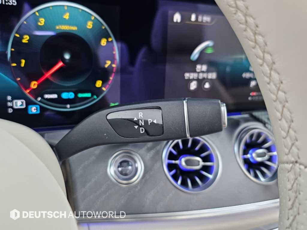 Mercedes-Benz E-Class — photo 09