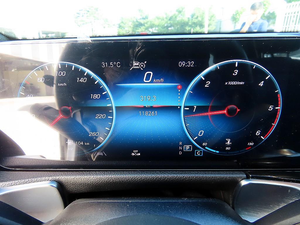 Mercedes-Benz GLB-Class — photo 09